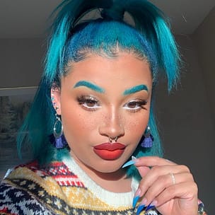 @RaggedRoyal with the gorgeous turquoise colored brows. 